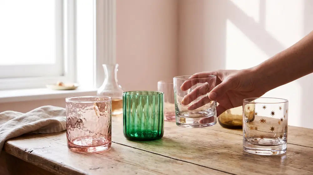 Verre à whisky texturé, lumière traversant le verre